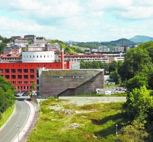 Solar junto al colegio mayor Olarain en el que se construirá las nuevas pistas deportivas. ::
NAGORE IRAOLA