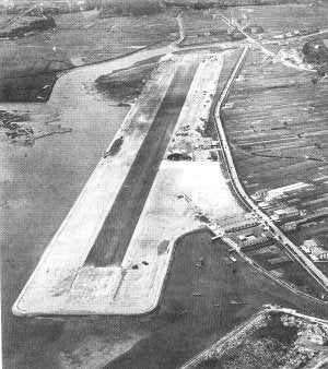 La pista era inicialmente más corta y se prolongó hacia El Puntal a finales de los sesenta.