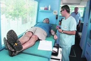 Un hombre dona sangre durante las vacaciones de verano.