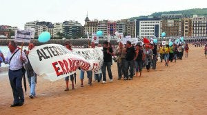 Decenas de personas marchan en hilera por La Concha. ::                             NAGORE IROLA