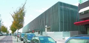 Jaula. El núcleo del edificio está 'enjaulado' en una estructura metálica que simboliza el valor que se otorga a sus contenidos. ::
FLOREN PORTU