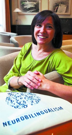 Núria Sebastián, que habla cuatro idiomas, durante su estancia en San Sebastián. ::                             USOZ