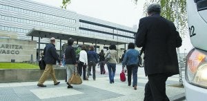 Trabajadores de Lakua entran en la sede del Gobierno Vasco al comenzar la jornada laboral. ::                             IGOR AIZPURU