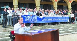 Julen Madariaga, uno de los fundadores de ETA, en un momento del acto celebrado ayer en el Palacio de Miramar. ::
UNANUE