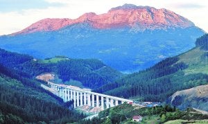 Vista del espectacular viaducto de Aramaio desde la zona de Zabola, enclavado en plena naturaleza. ::                             LUIS ÁNGEL GÓMEZ