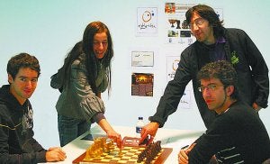 Saque de honor de los miembros de 'Batzoki Bai', de Azkoitia ::
TXELU