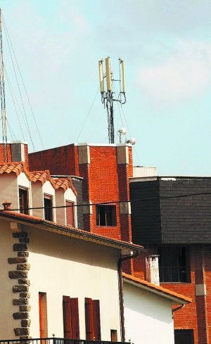 Antenas de telefonía móvil en la calle Eguzkitza. ::
F. DE LA HERA