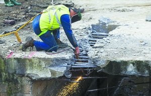 Pese a las grandes máquinas, parte del trabajo es necesariamente manual. ::                             F. DE LA HERA