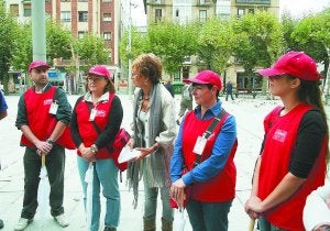 Ya actúan. Maite Cruzado con cuatro agentes cívicos de esta tercera promoción. ::                             F. PORTU