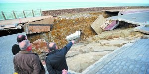 Paseo herido. Las consecuencias del temporal volvieron a ser graves en el caso del Paseo Nuevo. Es zona frágil y el mar se ceba con ella. ::
PEDRO MARTÍNEZ