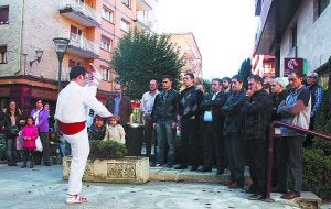 Un dantzari en la inauguración de la sede de H1! en Urretxu