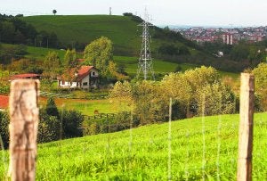 Rural. Vista del valle de Olaberria, donde se sitúa la alternativa de extensión del Segundo Cinturon . ::                                                        F. DE LA HERA