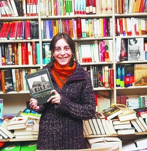 Autora. Ana Peña posa con un ejemplar del libro. ::
ARESTI