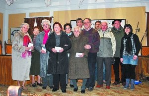 Protagonistak. Bideoa ikusi zuten aurkezpenean, DVD bana jasoz.