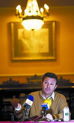 El alcalde José Antonio Santano en la Sala Capitular. ::
F. DE LA HERA
