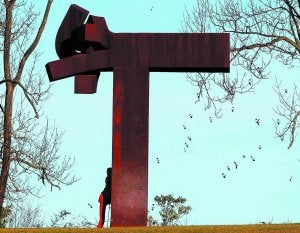 Tristeza. El día luminoso del viernes no pudo evitar que en las campas de Chillida-Leku se viviera la tristeza del cierre. ::                             ETXEZARRETA/EFE