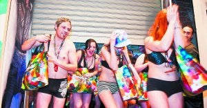 ¡A la carga!. La mayoría de los afortunados esperaron durante horas la apertura de la tienda para no quedarse sin regalos. ::
FOTOS MIKEL FRAILE