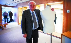 Ramón Hernández, hijo del fundador del comercio y 'alma mater' del mismo durante décadas, ayer en su local de la Avenida donostiarra. ::                             USOZ