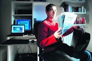 Álex Rodríguez, técnico de recursos humanos del IVAP, 'teletrabajaba' ayer desde su domicilio de Llodio. ::
IGNACIO PÉREZ