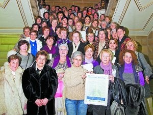 Las asistentes al encuentro, en una foto de familia. ::                             K. CORBELLA