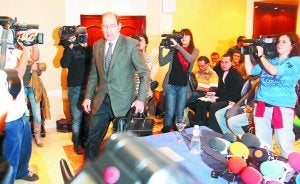 Facilitador. El abogado sudafricano Brian Currin, durante su última visita a Euskadi, el pasado noviembre. ::
TELEPRESS
