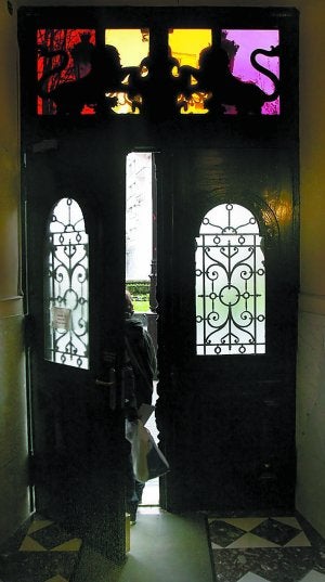 El misterio desvelado. La bandera republicana vista desde el interior del portal.