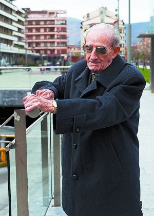 Feliz. Nicolás Fernández de Barrena, ayer en el Casino. ::
F. DE LA HERA