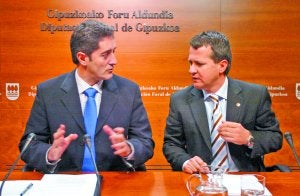 El diputado de Hacienda, Pello González, y el alcalde de Tolosa y presidente de Eudel, Jokin Bildarratz. ::                             LUSA