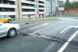Grave deterioro de la junta del puente en Ibaeta