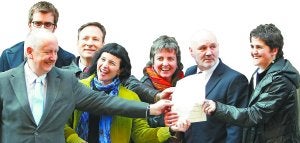 Registro. Bill Bowring, Iñaki Zabaleta, Maider Etxebarria, Rakel Jausoro, Alex Maskey y Karmele Agirregabiria muestran la solicitud de inscripción de Sortu. ::
BALLESTEROS / EFE