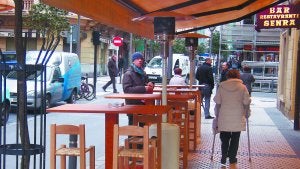 Un modelo. Mesas y taburetes altos, calefactores, toldo y paso libre para los peatones y vehículos. Es un restaurante de la calle San Francisco en Gros. ::                             A. VICENTE