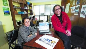 María Rubio y Javier Gómez 'Beno', representantes de Fiare, en la oficina de la banca en Irun. ::
DE LA HERA