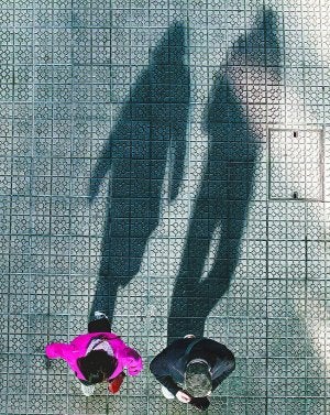 Dos personas caminan sobre las baldosas de Bilbao. ::
JORDI ALEMANY