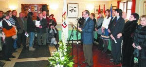 Acta constitucional. El secretario municipal, Xabier Egea, procedió a la lectura del acta constitucional del 15 de febrero de 1986 en el Salón de Plenos. ::                             TXEMA