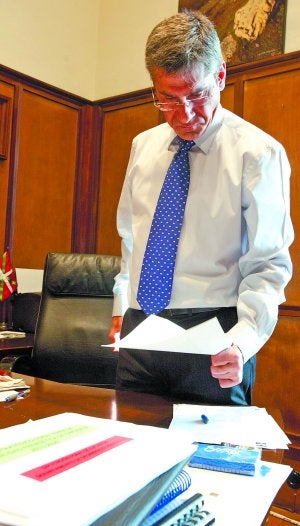 Carlos Ormazabal revisa documentos en su despacho de la Diputación. ::                             MICHELENA