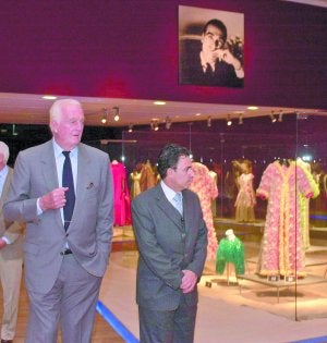 Bajo un retrato de Balenciaga y en compañía de Hubert de Givenchy, en San Sebastián en 2001. ::
AYGÜES