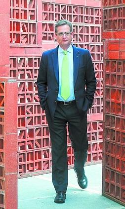 Firmeza. Antonio Basagoiti, en la escultura del Parlamento Vasco que recuerda a las víctimas del terrorismo. ::                             IOSU ONANDIA