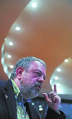 Pedro Azpiazu, en un momento de la entrevista, en Xabin Etxea en Bilbao. ::                             FERNANDO GÓMEZ