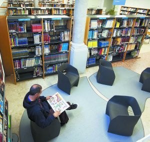 Un usuario de los muchos que acuden a diario a las bibliotecas donostiarras. ::                             USOZ