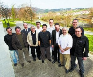 Maestros. Carlos Sagastizabal, Iñaki Hernández, Jose Mari Salvador, Koldo Salinas, Julio Rebolleda, David Rodríguez, Iñigo Lavado, José Antonio Santano, Inaxio Muguruza y Félix Manso. ::
F. DE LA HERA