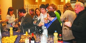 Entre amigos. Usuarios, familiares y autoridades compartieron un animado lunch. ::
FOTOS: LIMIA