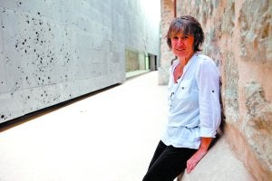 Susana Soto posa en uno de los pasillos que han surgido entre el antiguo convento y el nuevo edificio. :: USOZ