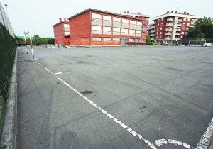 En el subsuelo. El futuro parking se ubicará bajo el colegio de primaria del barrio Dunboa. ::                             F. DE LA HERA