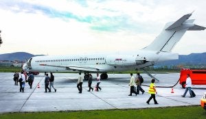 A Sevilla. Avión charter que salió a mediodía de ayer de Hondarribia con rumbo a la capital andaluza. ::                             MIKEL FRAILE