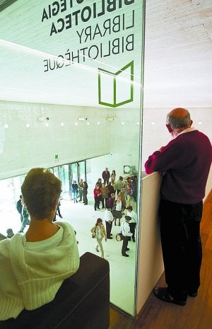 Dos visitantes observan al público en la entrada del museo. ::                             USOZ