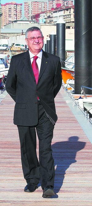 Miguel Buen pasea por los nuevos pantalanes frente a Trintxerpe. ::                             LUSA