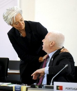 La ministra francesa de Finanzas charla con su colega luso. ::                             EFE