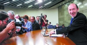 El vicepresidente primero y titular del Interior, Alfredo Pérez Rubalcaba, en la rueda de prensa posterior al Consejo de Ministros. ::                             CHEMA MOYA / EFE