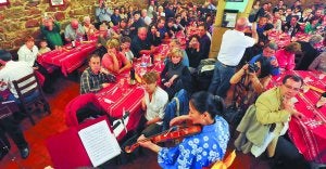Comida solidaria. 133 personas dieron cuenta de un rico menú fusión entre Japón y País Vasco en la sociedad Baso Etxea. ::                             UNANUE