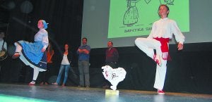 Saridunak. Bi irabazleak saria jaso ondoren, Agurra dantza zuten Gurea Zinemako taula gainean. ::
ARGAZKIAK: ARRATIBEL